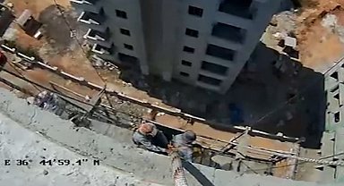 Mersin'de nefes kesen kurtarma operasyonu: 8'inci kattaki iskelede kalan işçiler kurtarıldı