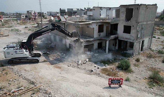 Mersin'de terk edilmiş 3 katlı bina yıkıldı