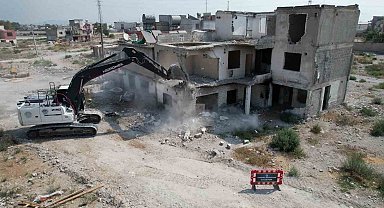 Mersin'de terk edilmiş 3 katlı bina yıkıldı