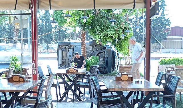 Mersin'de yoldan çıkan araç ağaca çarparak devrildi