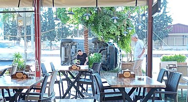 Mersin'de yoldan çıkan araç ağaca çarparak devrildi