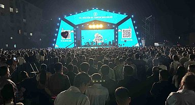 Merve Özbey'den Yüksekova'da konser