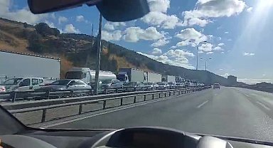 Mıcır yüklü tır devrildi: TEM Otoyolu İstanbul istikametinde trafik felç oldu