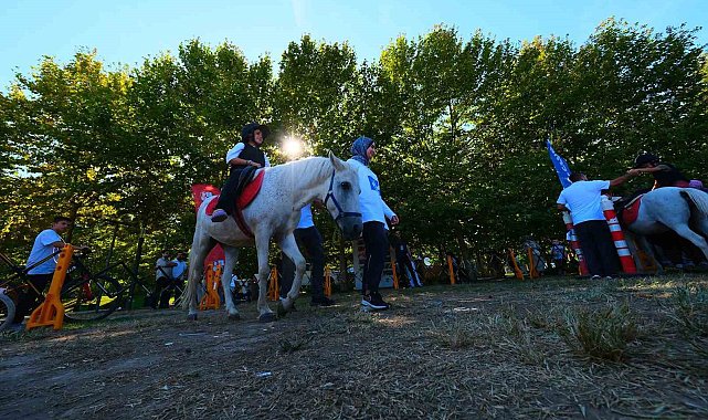Millet Bahçesi'nde atlı şenlik çocukların yüzünü güldürdü