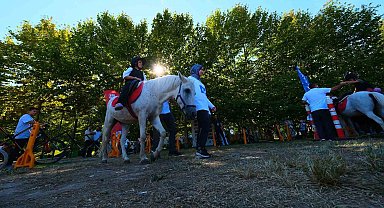 Millet Bahçesi'nde atlı şenlik çocukların yüzünü güldürdü