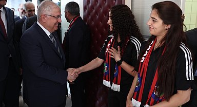 Milli Savunma Bakanı Güler, Yüksekova Kadın Futbol Takımı ile bir araya geldi