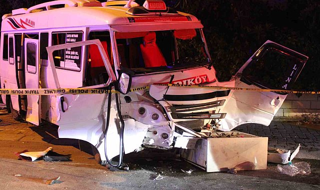 Minibüs ile otomobil çarpıştı: 11 yaralı