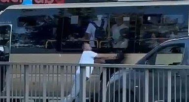 Minibüs şoförü yola atladı, korna çalan sürücüyü tekme tokat dövdü