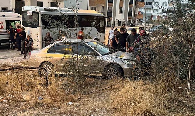 Minibüsle otomobil çarpıştı, yaya kaldırımındaki vatandaş yaralandı