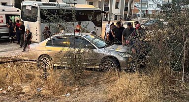 Minibüsle otomobil çarpıştı, yaya kaldırımındaki vatandaş yaralandı