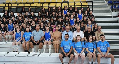 Minik voleybolcular başarı belgelerini Başkan Akın'dan aldı