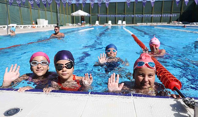 Minik yüzücülerin sertifika heyecanı