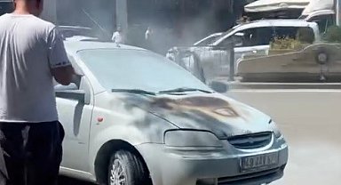 Motor kısmı alev alan otomobil, vatandaşların hızlı müdahalesi ile söndürüldü