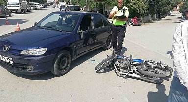 Motosiklet ile otomobil çarpıştı: 2 yaralı
