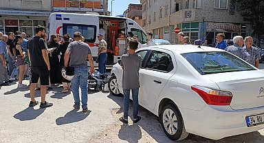 Motosiklet ile otomobil kafa kafaya çarpıştı