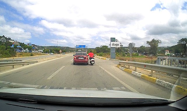 Motosiklet sürücüsü canını hiçe saydı