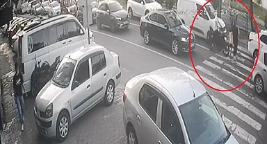 Motosiklet sürücüsü yaya geçidindeki kadına çarptı: 2 yaralı