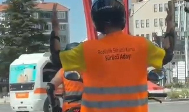 Motosiklet sürücüsünün müzik eşliğinde dans ettiği renkli anlar kamerada