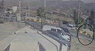 Motosikletin çarptığı yaya metrelerce havaya uçtu