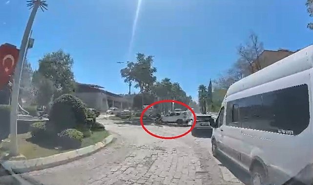 Motosikletin, dönüş yapan otomobille çarpıştığı kaza kamerada