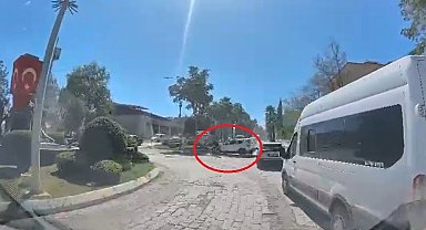 Motosikletin, dönüş yapan otomobille çarpıştığı kaza kamerada