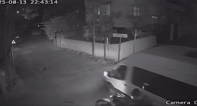 Motosikletin, minibüse ok gibi saplandığı kaza kamerada