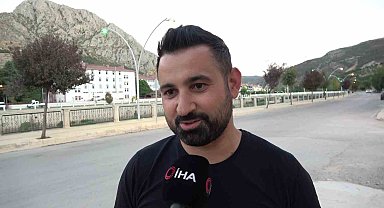 Motosikletiyle dolaşırken yılkı atlarıyla yarıştı