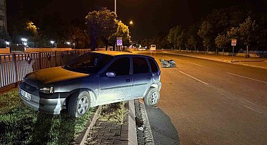 Motosikletle çarpışan otomobil refüje çıktı: 3 yaralı