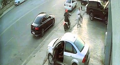 Motosikletle takip ettikleri şahsa kurşun yağdırdılar... Silahlı saldırı anı kamerada