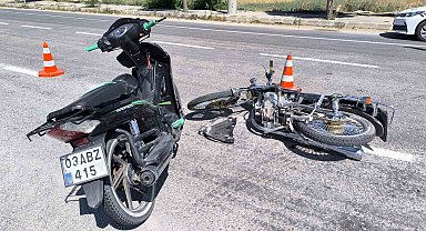 Motosikletlerin çarpıştığı kazada sürücüler yaralandı