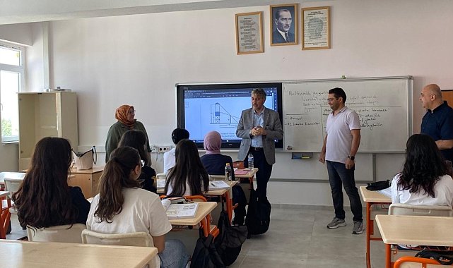 Müdür Yılmaz: "Öğrencilerimizle birlikte daha güçlü bir gelecek için sahadayız"