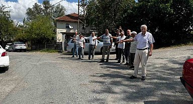 Muhtar ve köylünün yol çilesi