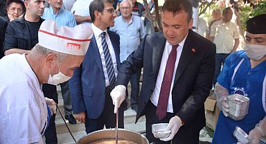 Muhtarlar 30 Ağustos'ta bin 500 kişiye aşure dağıttı