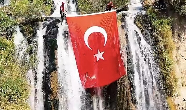 Muradiye Şelalesinde dev Türk bayrağı açıldı