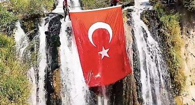 Muradiye Şelalesinde dev Türk bayrağı açıldı