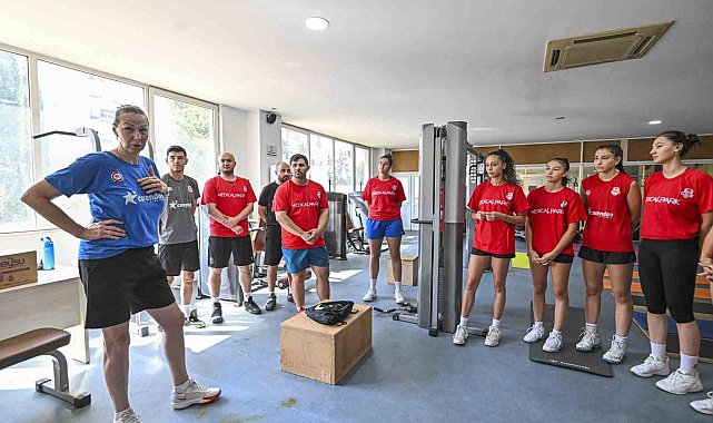 Muratpaşa Kadın Kadın Voleybol Takımı, lige çift antrenmanla hazırlanıyor