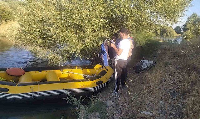 Muş'ta 3 kişi nehrin ortasında mahsur kaldı