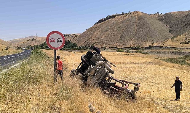 Muş'ta beton pompası yüklü tırı şarampole yuvarlandı