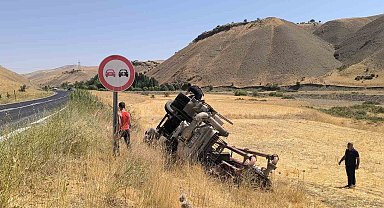 Muş'ta beton pompası yüklü tırı şarampole yuvarlandı
