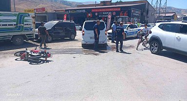 Muş'ta motosiklet ile hafif ticari araç çarpıştı: 2 yaralı