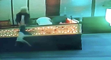 Namazını bozan imam 1 metre yüksekten düşen çocuğu havada yakaladı