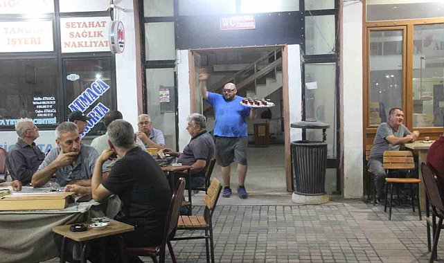 Neşeli garson fenomen oldu
