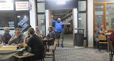 Neşeli garson fenomen oldu