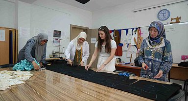Niğdeli kursiyerler Gazzeli çocuklar için binlerce kıyafet dikti