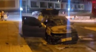 Nilüfer'de park halindeki otomobil alev aldı
