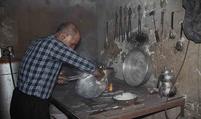 Ocakbaşında büyüyen kalay ustası mesleğini yaşatmaya çalışıyor