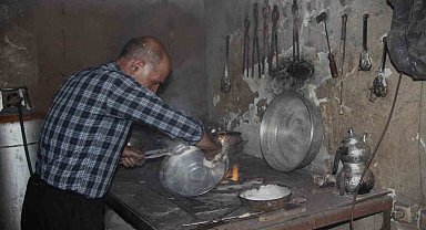 Ocakbaşında büyüyen kalay ustası mesleğini yaşatmaya çalışıyor