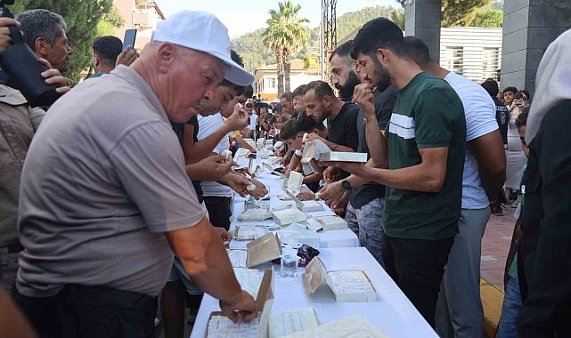Ödülü alabilmek için 3 dakikada 1 kilo 100 gram lokum yemeyi başardı