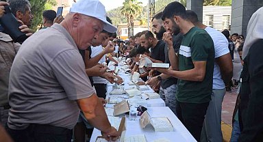 Ödülü alabilmek için 3 dakikada 1 kilo 100 gram lokum yemeyi başardı