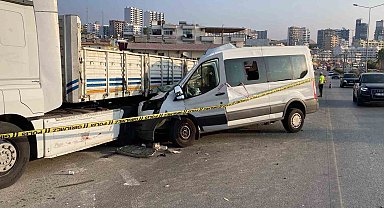 Öğrencileri Mersin'e tatile getiren minibüs kaza yaptı: 2 ölü, 10 yaralı